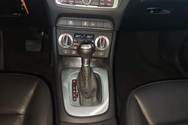 Used Audi Q3 2015 35 TFSI Millionth Anniversary Comfort Model Gear Lever
