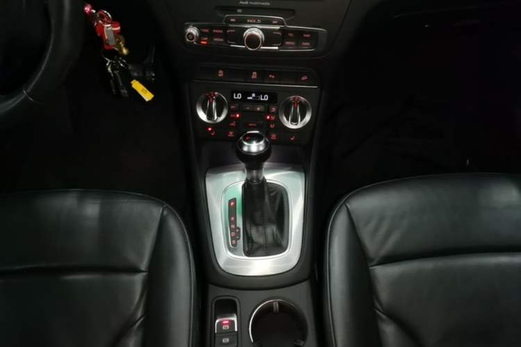 Used Audi Q3 2015 35 TFSI quattro Technology Edition Gear Lever