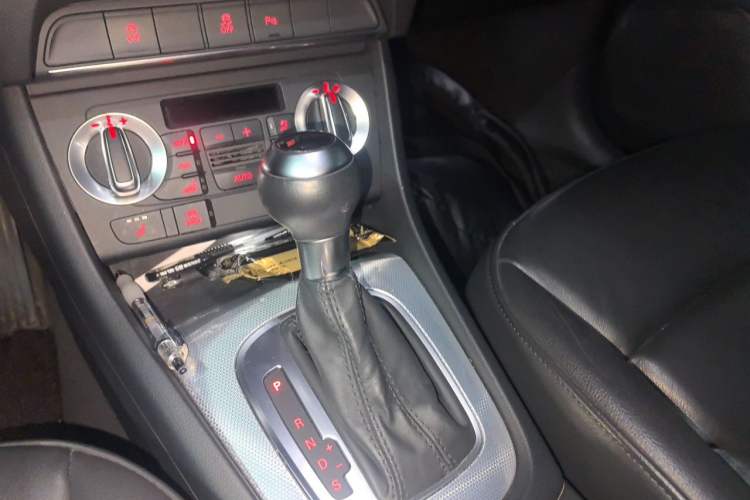 Used Audi Q3 2015 35 TFSI Ambition Edition Gear Lever