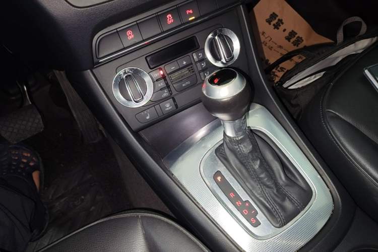 Used Audi Q3 2015 35 TFSI Comfort Model Gear Lever