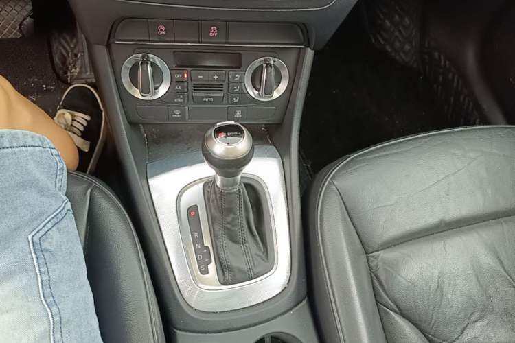 Used Audi Q3 2015 30 TFSI Comfort Model Gear Lever
