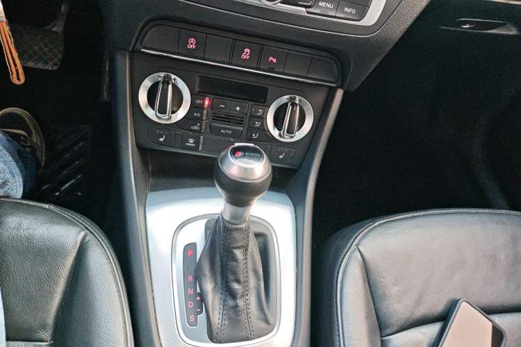 Used Audi Q3 2015 35 TFSI Comfort Model Gear Lever