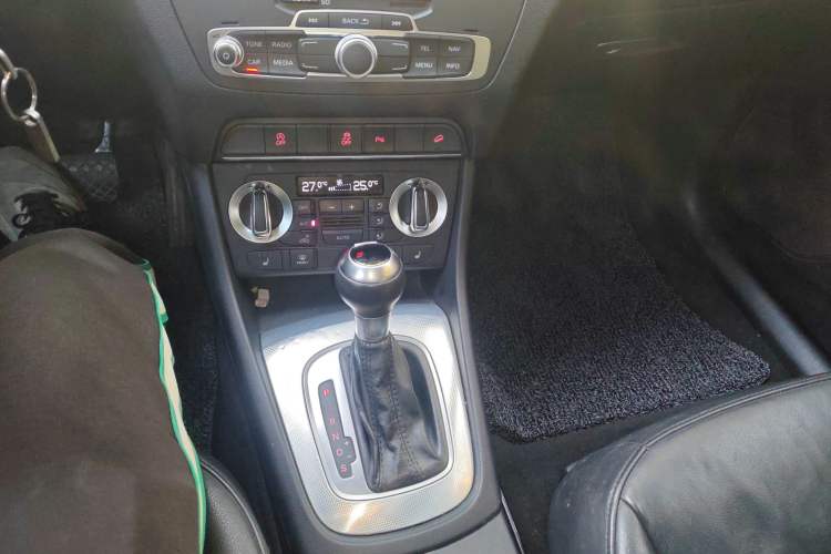 Used Audi Q3 2015 35 TFSI quattro Technology Edition Gear Lever