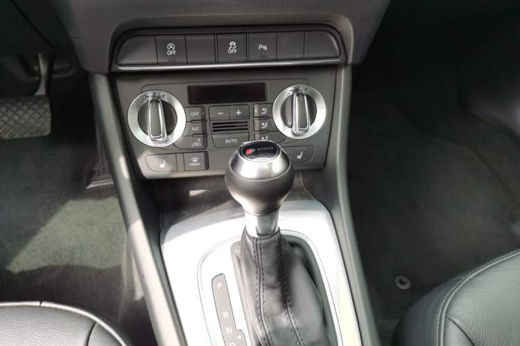 Used Audi Q3 2015 35 TFSI Comfort Model Gear Lever