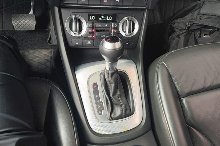 Used Audi Q3 2015 35 TFSI Comfort Model Gear Lever