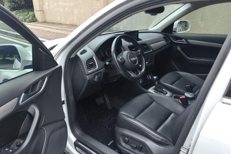 Used Audi Q3 2015 30 TFSI Ambition Edition Interior 1