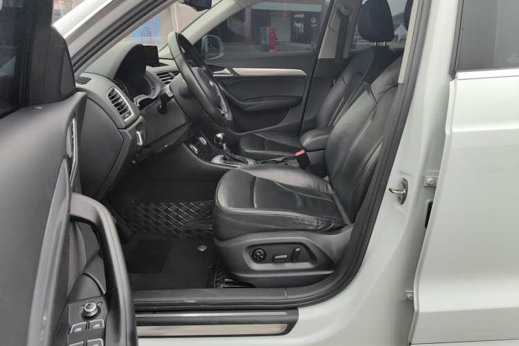 Used Audi Q3 2015 35 TFSI Comfort Model Interior 2