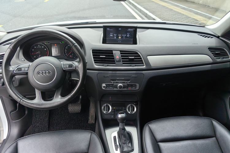 Used Audi Q3 2015 30 TFSI Ambition Edition Interior 2