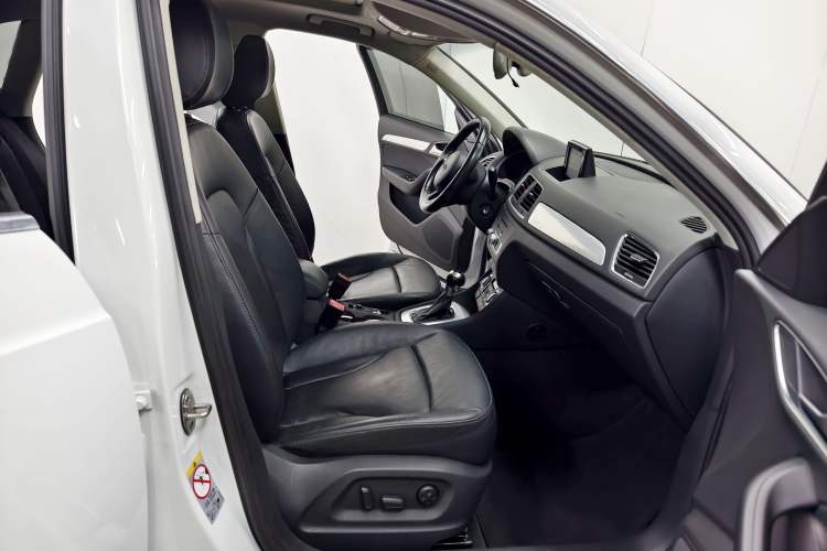 Used Audi Q3 2015 35 TFSI quattro Technology Edition Interior 4