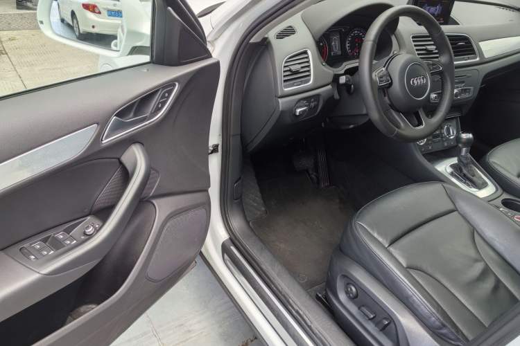 Used Audi Q3 2015 35 TFSI Millionth Anniversary Comfort Model Interior 5