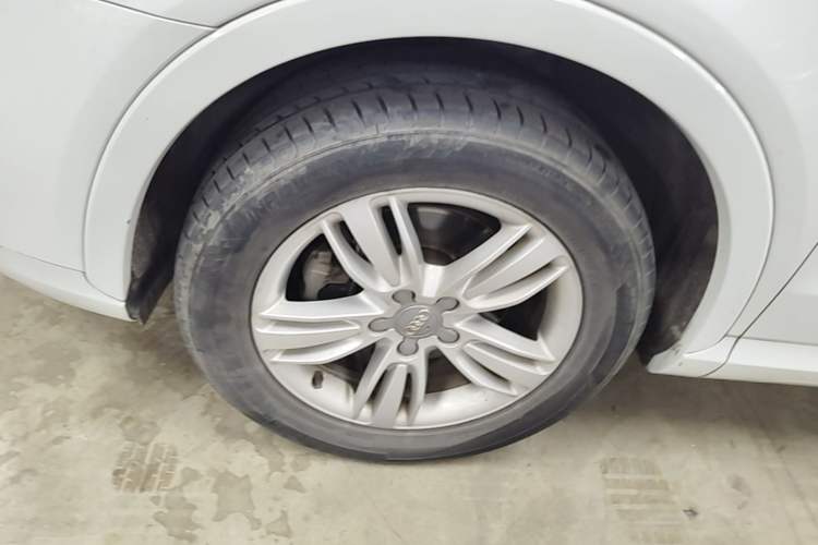 Used Audi Q3 2015 30 TFSI Comfort Model Left Front Wheel Hub