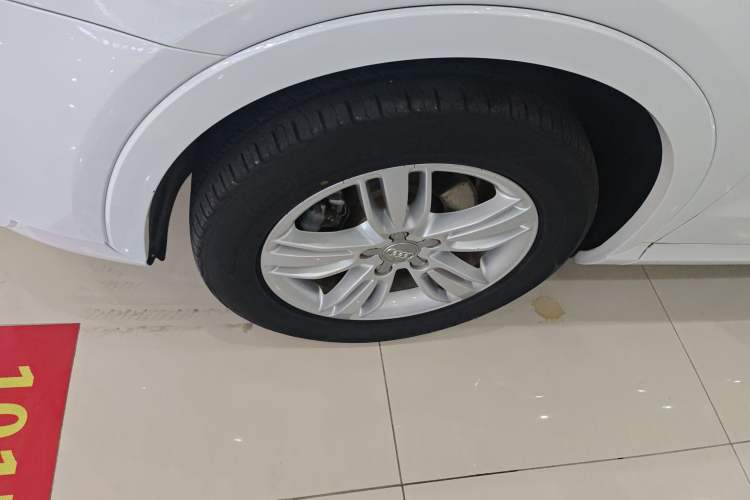 Used Audi Q3 2015 30 TFSI Comfort Model Left Front Wheel Hub