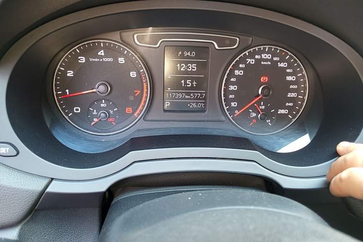 Used Audi Q3 2015 35 TFSI Ambition Edition Odometer Close Up