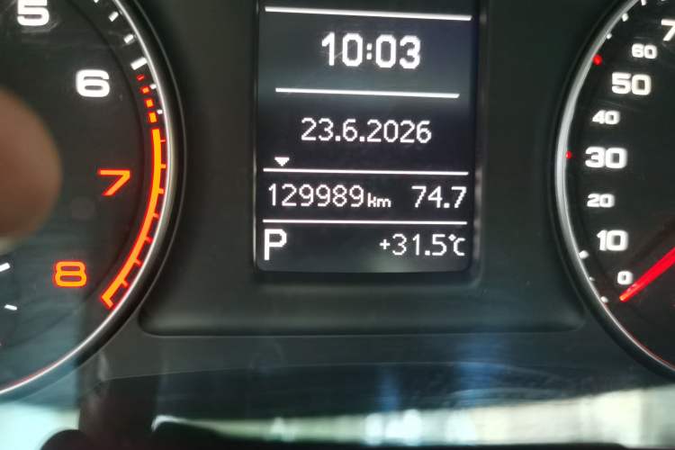 Used Audi Q3 2015 35 TFSI Comfort Model Odometer Close Up