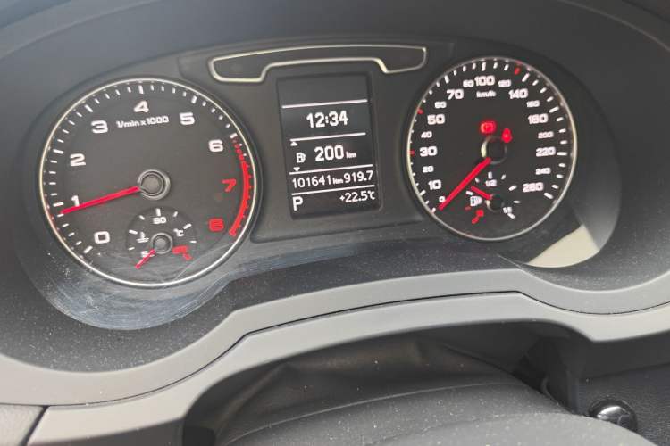 Used Audi Q3 2015 35 TFSI Comfort Model Odometer Close Up