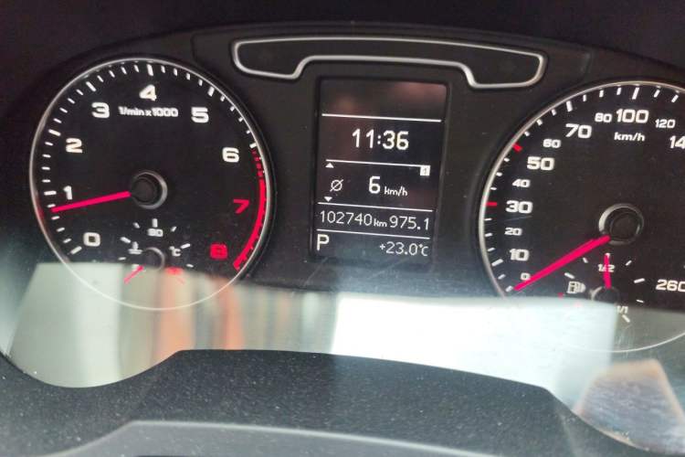 Used Audi Q3 2015 30 TFSI Comfort Model Odometer Close Up