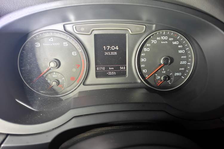 Used Audi Q3 2015 35 TFSI quattro Technology Edition Odometer Close Up