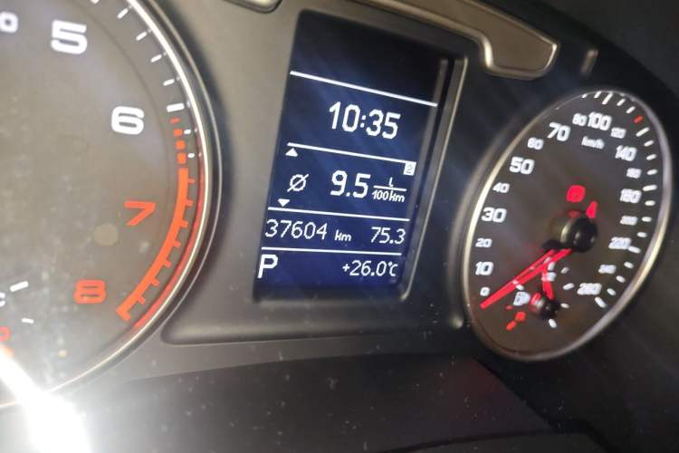 Used Audi Q3 2015 35 TFSI Ambition Edition Odometer Close Up