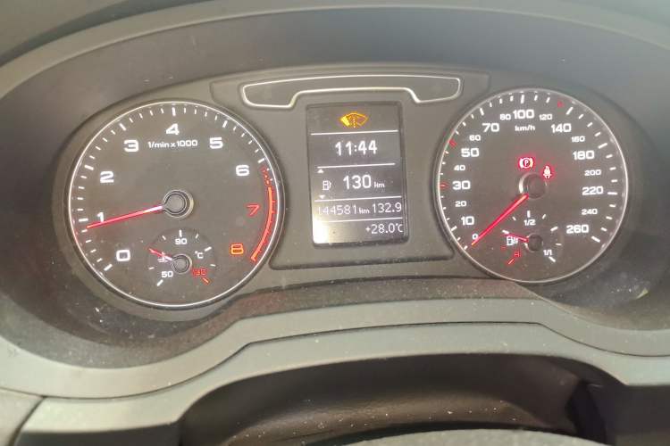 Used Audi Q3 2015 35 TFSI Comfort Model Odometer Close Up