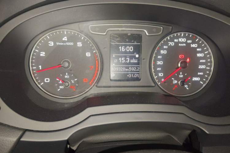 Used Audi Q3 2015 35 TFSI Comfort Model Odometer Close Up