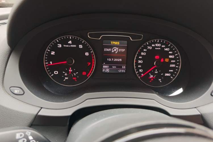 Used Audi Q3 2015 35 TFSI quattro Technology Edition Odometer Close Up