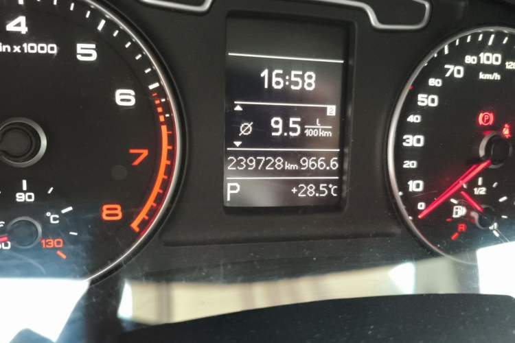 Used Audi Q3 2015 30 TFSI Comfort Model Odometer Close Up