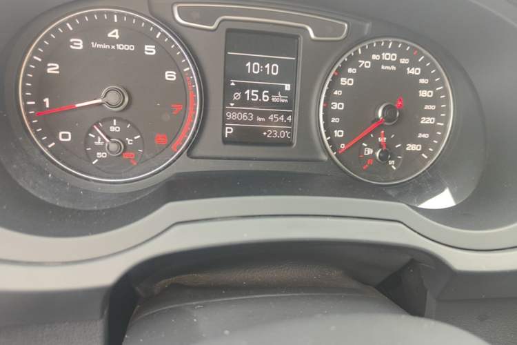 Used Audi Q3 2015 30 TFSI Comfort Model Odometer Close Up