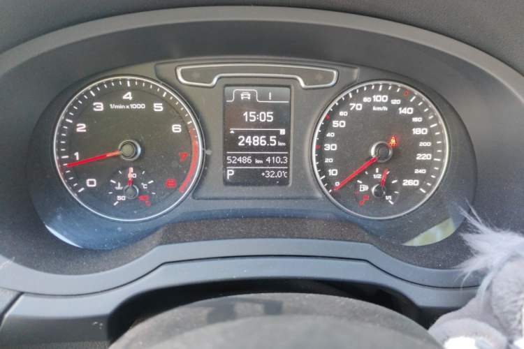 Used Audi Q3 2015 35 TFSI Comfort Model Odometer Close Up