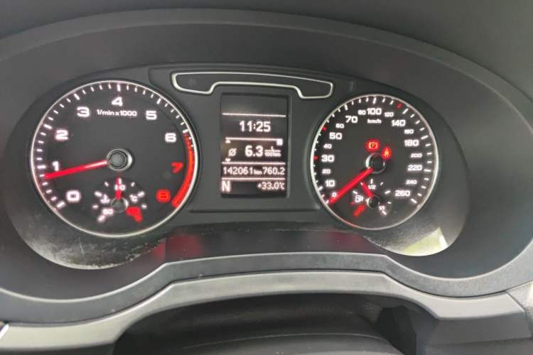 Used Audi Q3 2015 30 TFSI Comfort Model Odometer Close Up