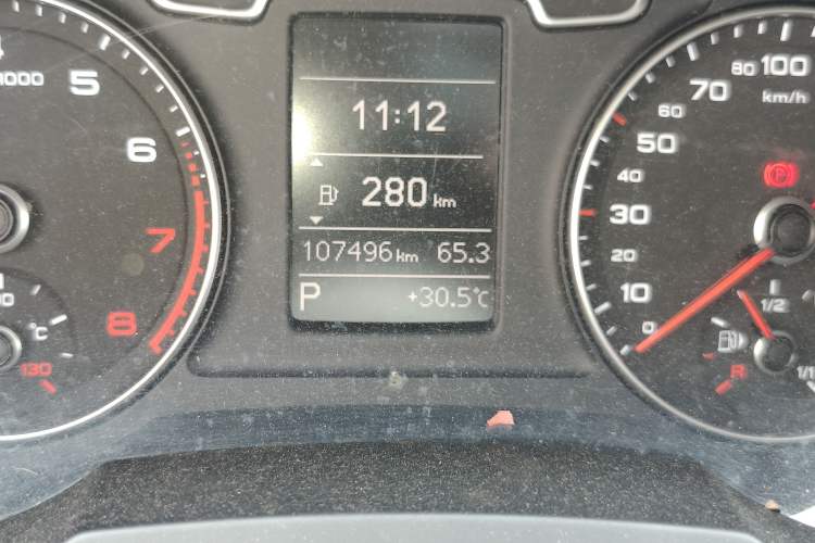 Used Audi Q3 2015 35 TFSI Ambition Edition Odometer Close Up