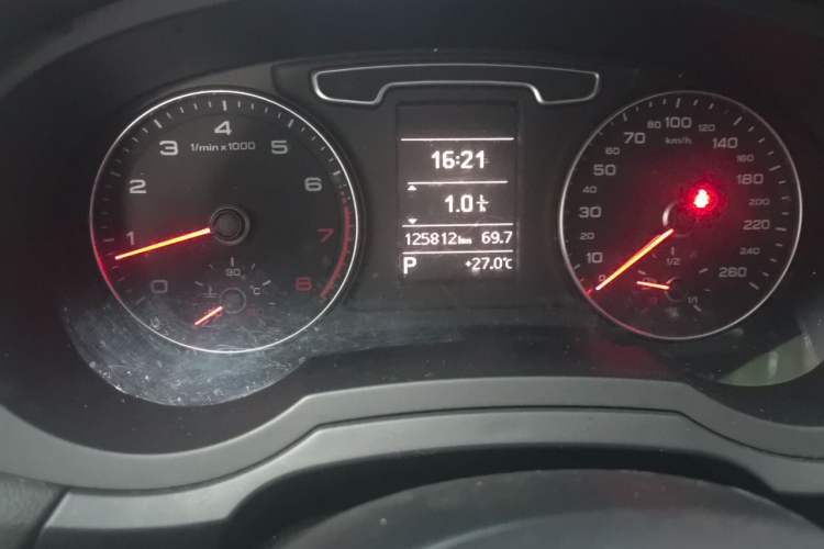 Used Audi Q3 2015 30 TFSI Comfort Model Odometer Close Up