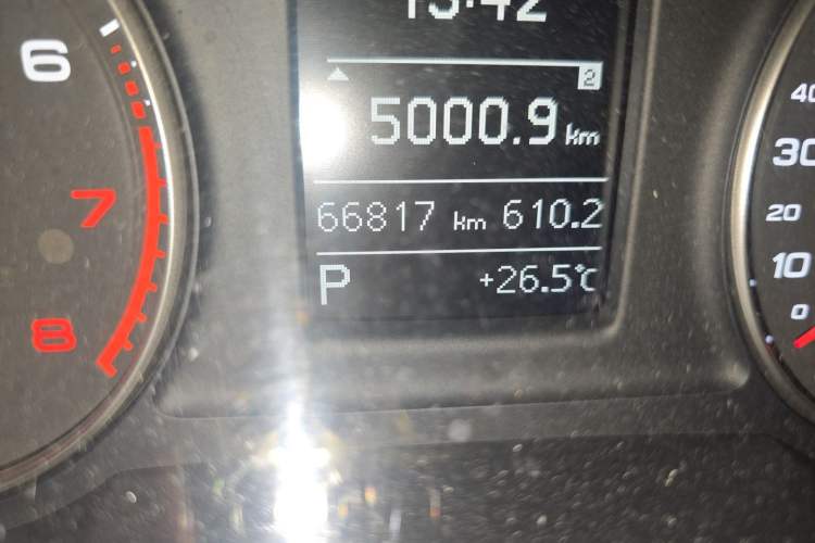 Used Audi Q3 2015 35 TFSI Ambition Edition Odometer Close Up