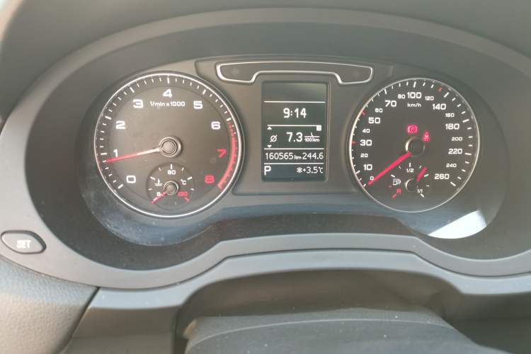 Used Audi Q3 2015 30 TFSI Comfort Model Odometer Close Up