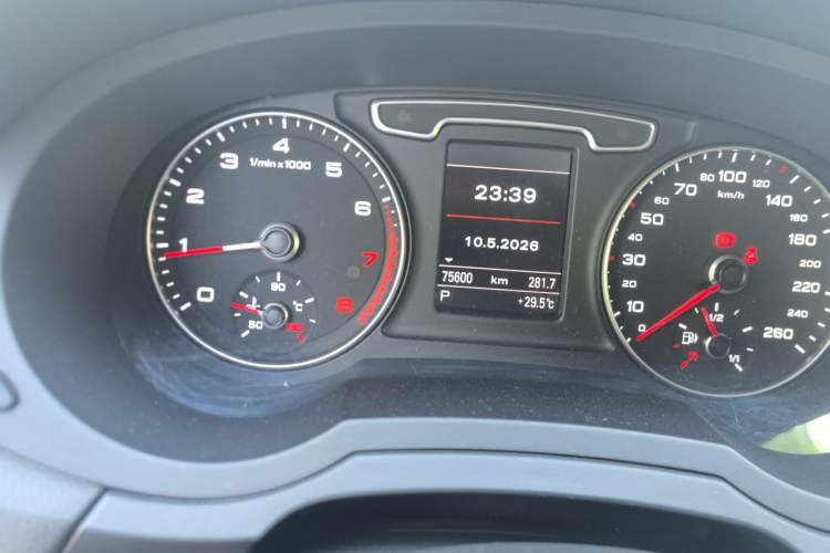 Used Audi Q3 2015 35 TFSI quattro Luxury Edition Odometer Close Up