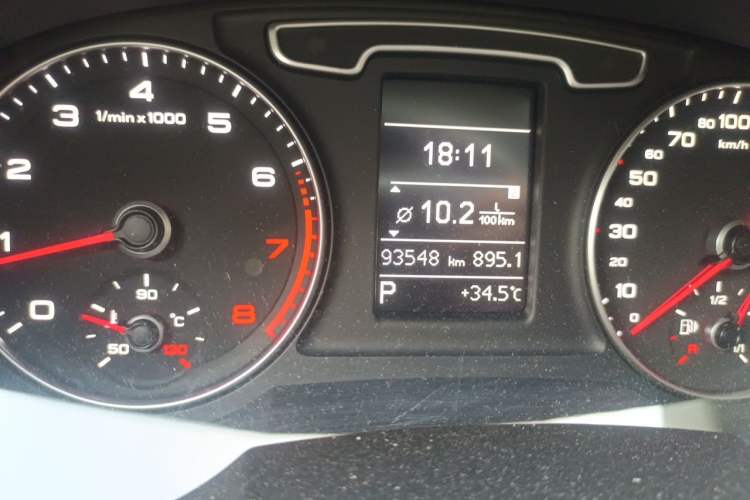 Used Audi Q3 2015 35 TFSI Comfort Model Odometer Close Up