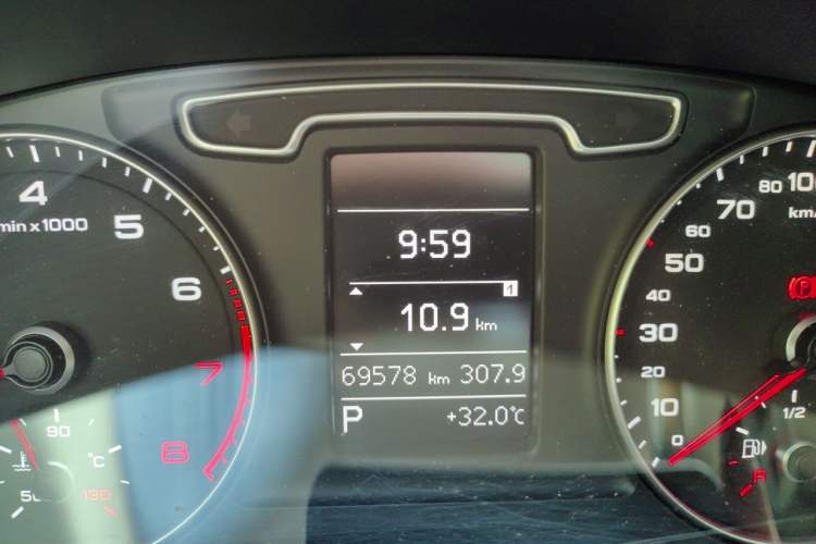 Used Audi Q3 2015 30 TFSI Ambition Edition Odometer Close Up