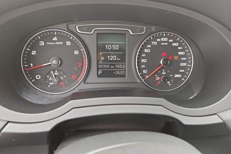Used Audi Q3 2015 35 TFSI Ambition Edition Odometer Close Up