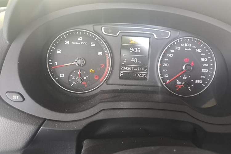 Used Audi Q3 2015 35 TFSI Comfort Model Odometer Close Up