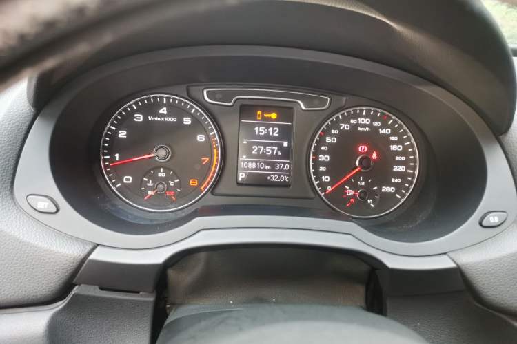 Used Audi Q3 2015 30 TFSI Comfort Model Odometer Close Up