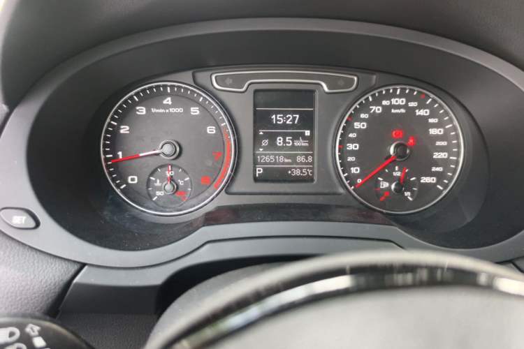 Used Audi Q3 2015 35 TFSI Comfort Model Odometer Close Up