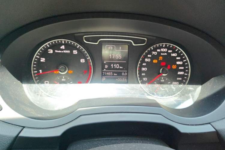 Used Audi Q3 2015 35 TFSI Comfort Model Odometer Close Up