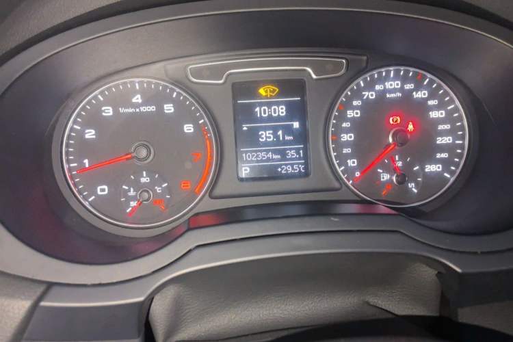 Used Audi Q3 2015 35 TFSI Ambition Edition Odometer Close Up