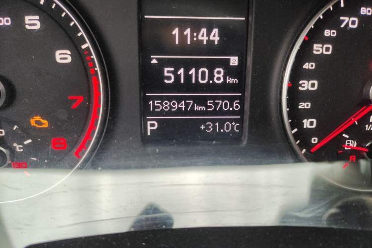 Used Audi Q3 2015 35 TFSI Comfort Model Odometer Close Up