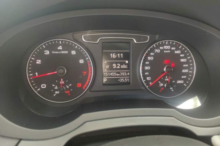 Used Audi Q3 2015 35 TFSI Comfort Model Odometer Close Up