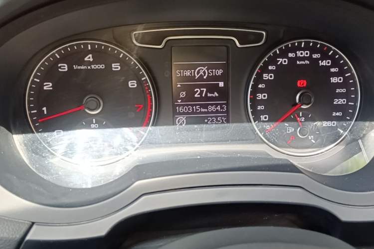Used Audi Q3 2015 30 TFSI Ambition Edition Odometer Close Up