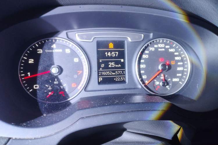 Used Audi Q3 2015 30 TFSI Ambition Edition Odometer Close Up