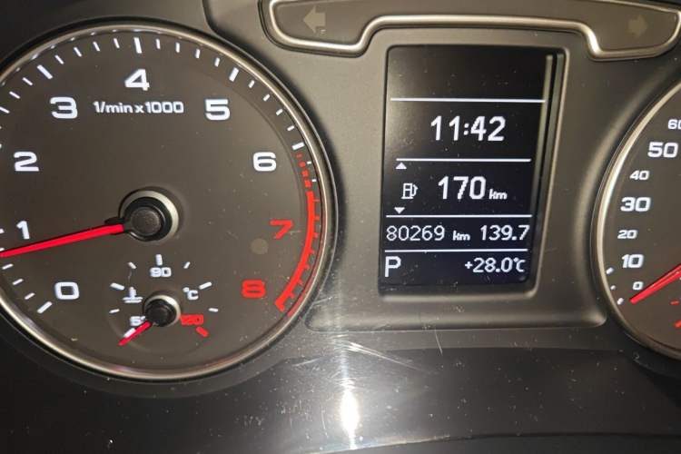 Used Audi Q3 2015 35 TFSI Comfort Model Odometer Close Up