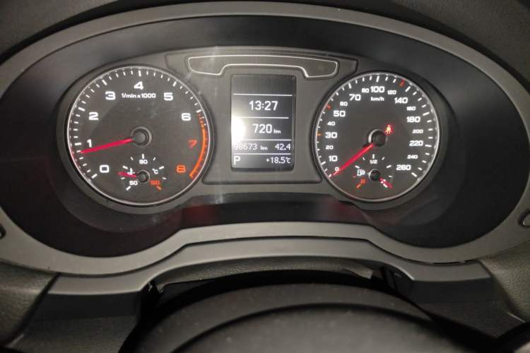 Used Audi Q3 2015 35 TFSI Comfort Model Odometer Close Up