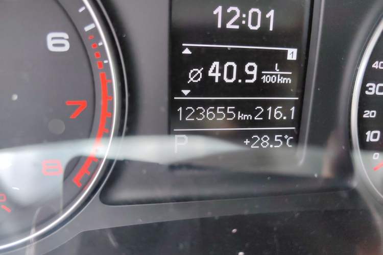 Used Audi Q3 2015 30 TFSI Comfort Model Odometer Close Up