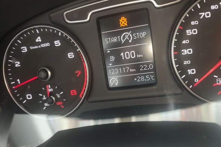 Used Audi Q3 2015 30 TFSI Ambition Edition Odometer Close Up